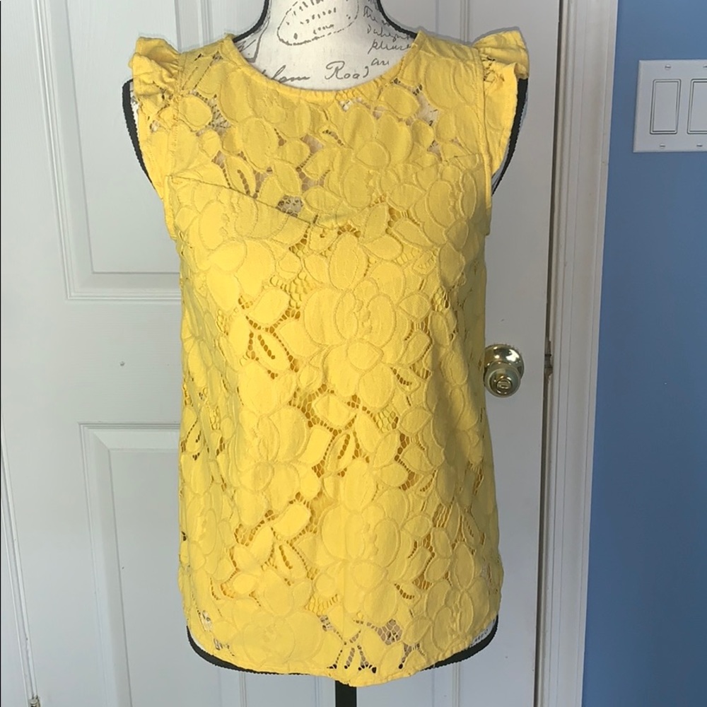 Monteau Top. Lace flowers. Size is tagged as a Medium. Fits like a small.